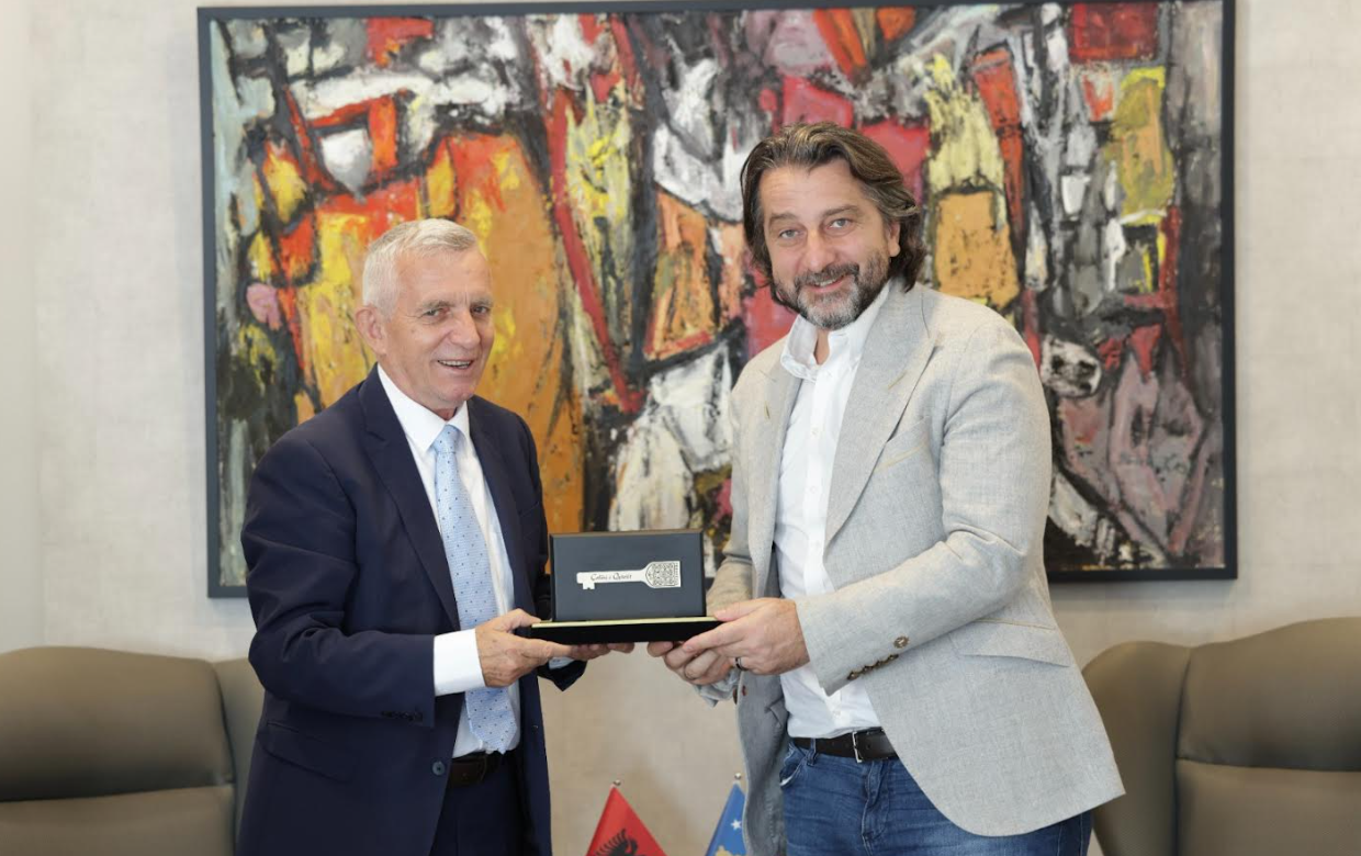 Rama i dhuron “Çelësin e Qytetit” Ambasadorit Minxhozi
