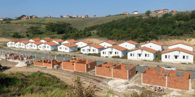 Qeveria ndan mjete për ndërtimin e shtëpive për komunitetet