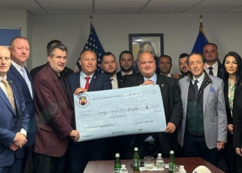 Policët shqiptarë në SHBA dorëzojnë çekun 60 mijë dollarë për familjen e Afrim Bunjakut