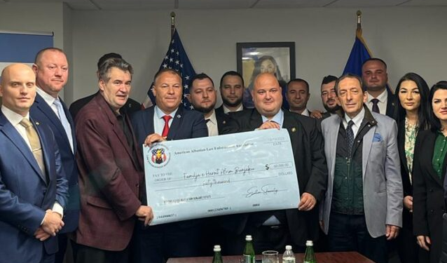 Policët shqiptarë në SHBA dorëzojnë çekun 60 mijë dollarë për familjen e Afrim Bunjakut