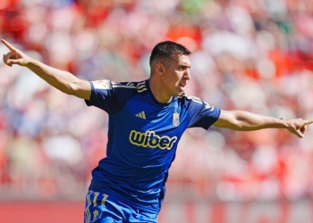 Uzuni vjen nga stoli dhe i jep një pikë Granadës