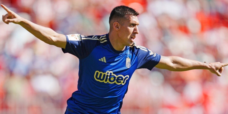 Uzuni vjen nga stoli dhe i jep një pikë Granadës