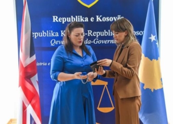 Haxhiu i dhuron deputetes britanike aksesorë të punuara nga të mbijetuarat e dhunës seksuale gjatë luftës