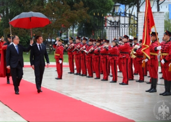 Macron pritet me ceremoni shtetërore nga presidenti Begaj