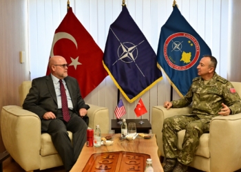 Hovenier e komandanti i KFOR-it flasin për sigurinë në Kosovë