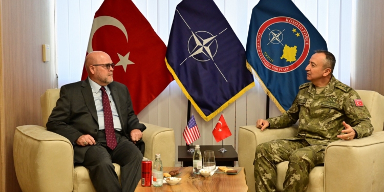 Hovenier e komandanti i KFOR-it flasin për sigurinë në Kosovë