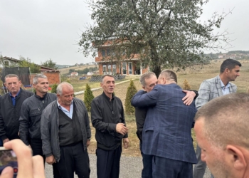 Hysni Gucati mbërrin në vendlindje pas lirimit nga Haga, pritet nga familjarë e bashkëluftëtarë