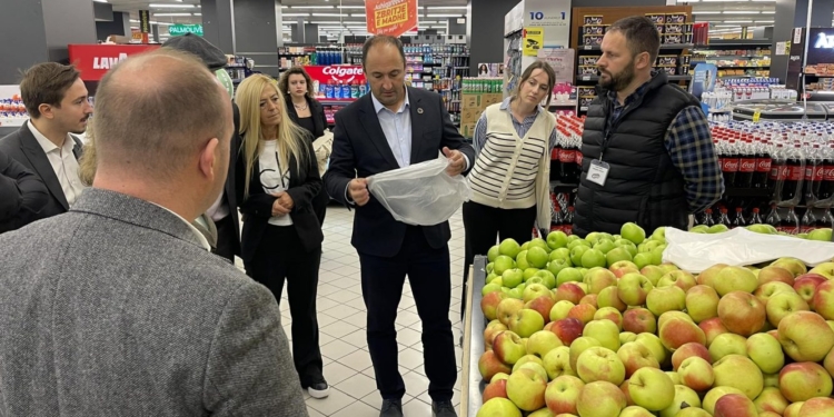 Aliu viziton marketet për respektimin e Udhëzimit për qeset plastike – tregon për gjobat
