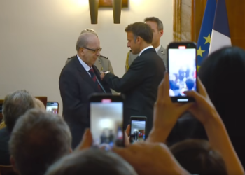 Ismail Kadare nderohet nga Macron me titullin “Oficer i Madh i Legjionit të Nderit”