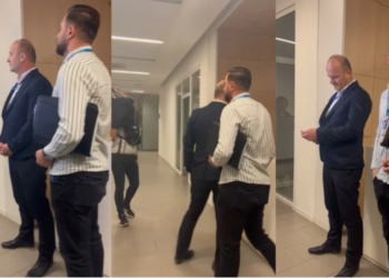 Dy përfaqësues të Policisë së Shtetit i komunikojnë masën Berishës