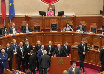 Debate në Kuvendin e Shqipërisë për Kosovën, Berisha bllokon foltoren