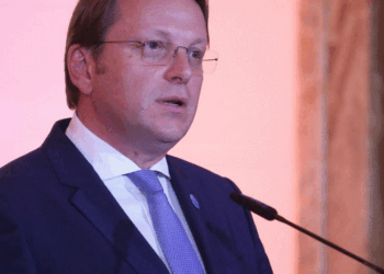 Varhelyi: Duhet të kemi ulje te tensionit mes Beogradit dhe Prishtinës