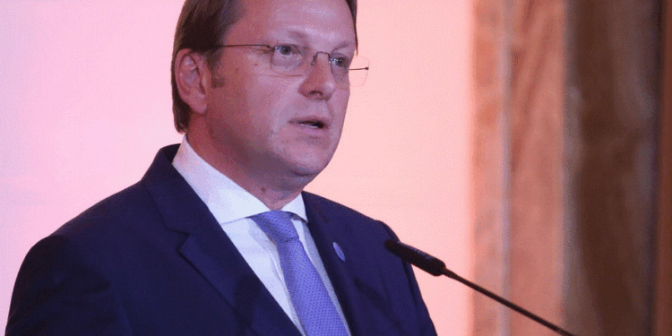 Varhelyi: Duhet të kemi ulje te tensionit mes Beogradit dhe Prishtinës