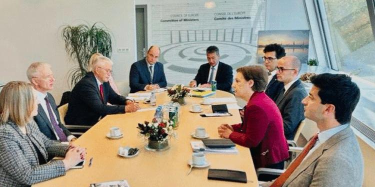 Gërvalla takohet me homologun e saj letonez, diskutojnë aplikimin e Kosovës në KiE