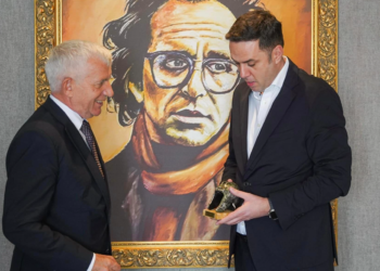 Abdixhiku në takim lamtumirës me Minxhozin, i dhuron një helmetë ilire