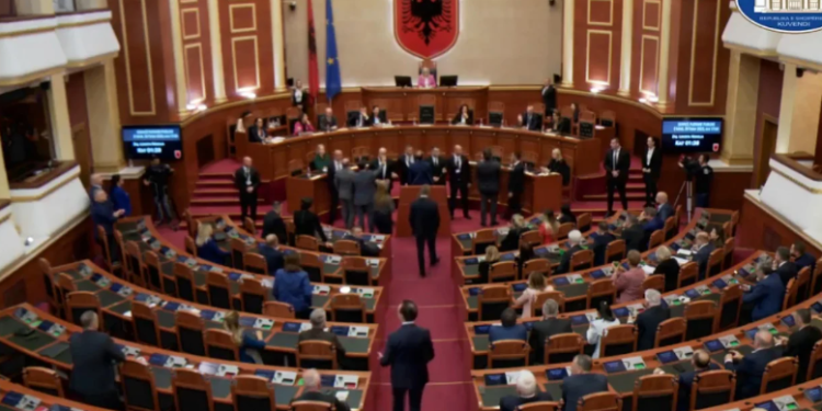 Goditi me grusht deputetin socialist, Nallbati përjashtohet nga seanca plenare