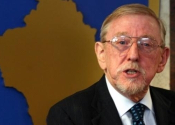 Walker: Pse u lejua largimi i grupit të armatosur?