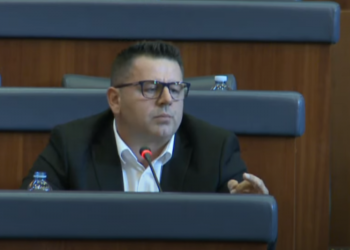 “Mos më shti me të ardhë qaty”, Bekë Berisha nervozohet me një deputet