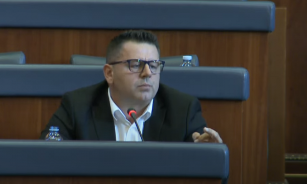 “Mos më shti me të ardhë qaty”, Bekë Berisha nervozohet me një deputet