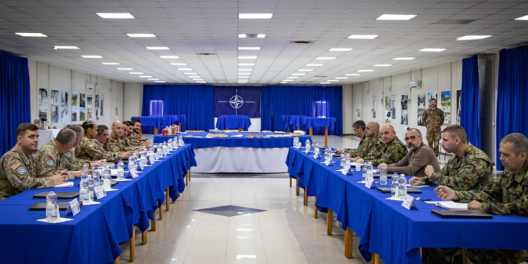 KFOR-i dhe ushtria serbe diskutojnë për vijën kufitare me Kosovën