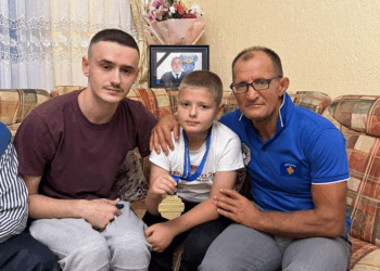 Polici i dhuron medaljen e fituar në Spanjë familjes së heroit Afrim Bunjakut