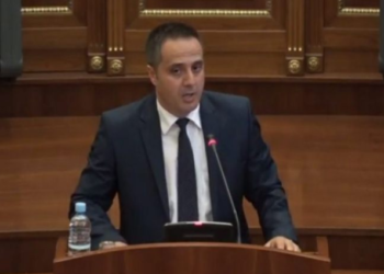 Selmanaj thotë se e mban mend kur Kurti i gjakoste policët rrugëve të Prishtinës