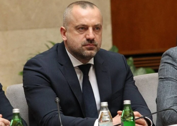 Radoiçiq ndalohet për 48 orë, dyshohet për “trafikim armësh”