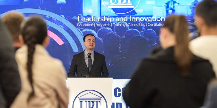 Kurti merr pjesë në konferencën “Lidershipi në kohë sfiduese”