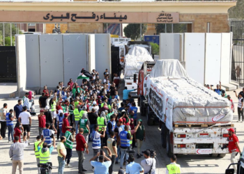 Kamionët e parë të ndihmës humanitare hyjnë në Gaza