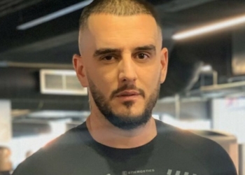 Gold AG thotë se iu ndalua hyrja në Greqi për shkak të këngëve të tij