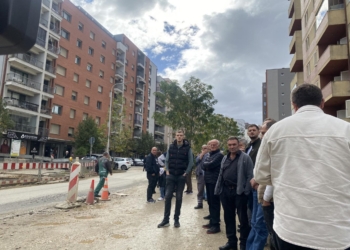 Ndërprerja e punimeve në “Rrugën A”, protestojnë banorët e “Kalabrisë”