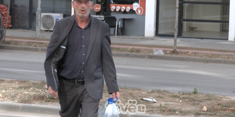Qytetarët fillojnë të blejnë ujë, KRU “Prishtina” thotë se problemi do të zgjidhet brenda katër dite