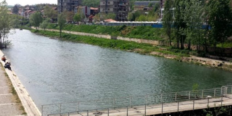 Zhduket një 62-vjeçar në lumin Ibër, Policia nis kërkimet