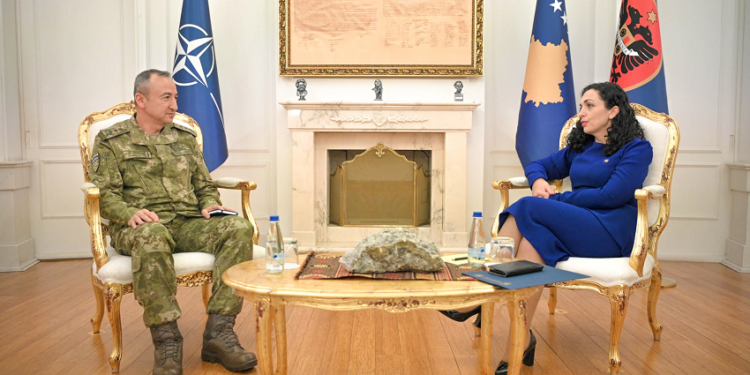 Osmani takoi komandantin e ri të KFOR-it, folën për koordinimin në përballjen ndaj kërcënimeve nga Serbia