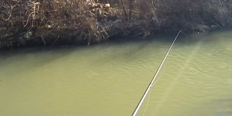 Ishte duke peshkuar afër Ibrit, qytetari serb thotë se dikush ia shpërtheu tri gomat e veturës