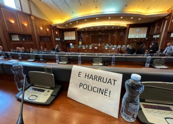 Deputetët e AAK-së me aksion simbolik në Kuvend: E harruat Policinë