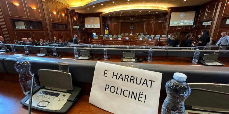Deputetët e AAK-së me aksion simbolik në Kuvend: E harruat Policinë