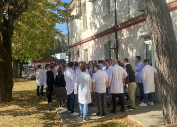 Protestojnë specializantët, kërkojnë pagesën e kujdestarive sipas Ligjit të ri të Pagave