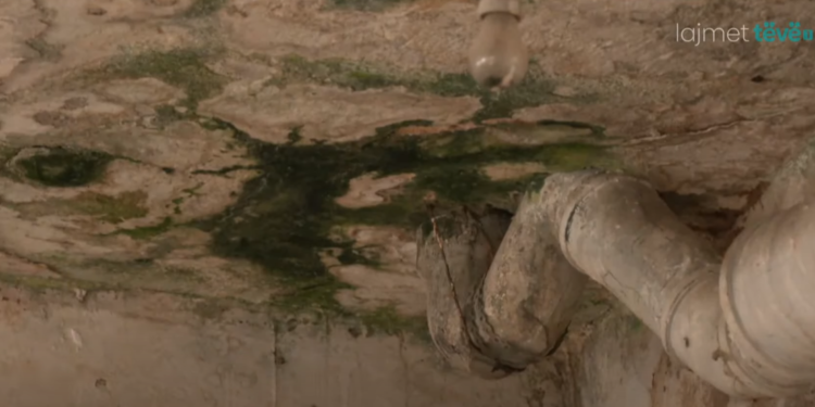 Objekti i stërvjetruar i gjimnazit në Ferizaj, nxënësve iu paraqiten probleme shëndetësore