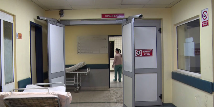 Një person i dehur dëmtoi derën dhe shtratin e spitalit në Mitrovicë, arrestohet