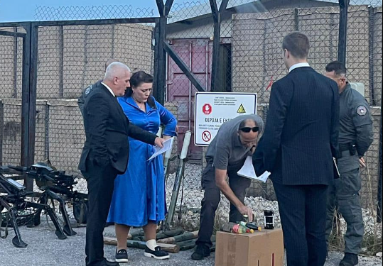 Sveçla dërgon deputeten britanike të sheh nga afër armatimin e konfiskuar të 24 shtatorit në veri