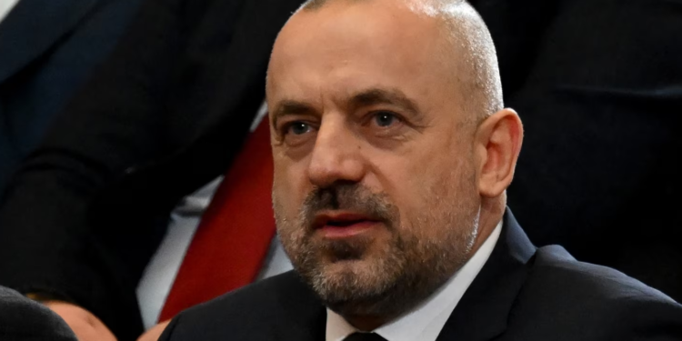 Millan Radoiçiq merret në pyetje në Serbi