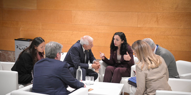 Osmani takohet me Borrell, diskutojnë për sulmin terrorist të Serbisë ndaj Kosovës