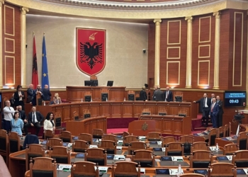 Deputetët e opozitës bllokojnë Kuvendin e Shqipërisë, nuk lejojnë nisjen e seancës