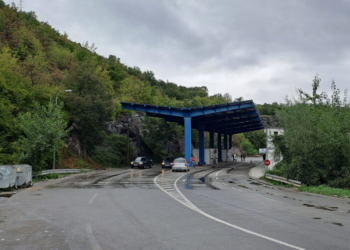 I kërkuari nga Policia sulmon zyrtarin policor dhe ikë