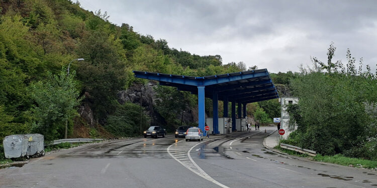 I kërkuari nga Policia sulmon zyrtarin policor dhe ikë