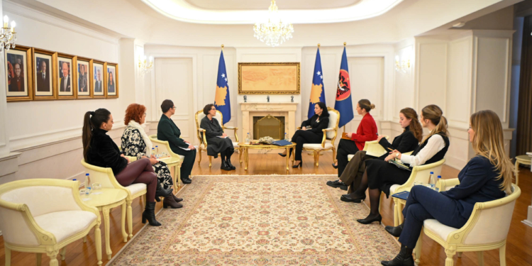 Osmani takon Grupin Avokues për Mbrojtjen e Grave, u premton mbështetje