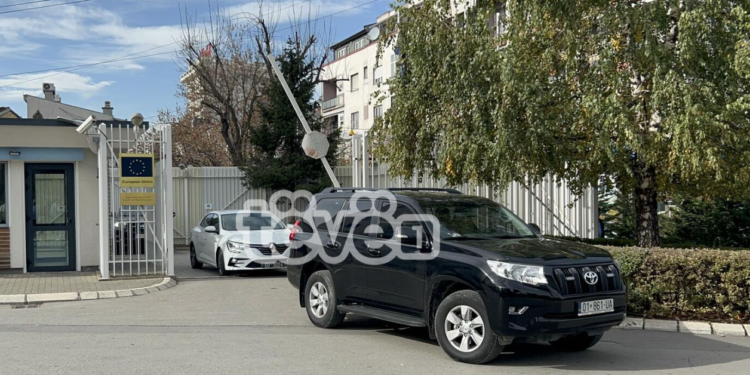 Përfundon takimi i Lajçakut me opozitën