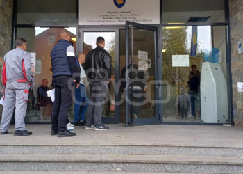 Radhë të qytetarëve serbë për t’i regjistruar veturat me targa RKS