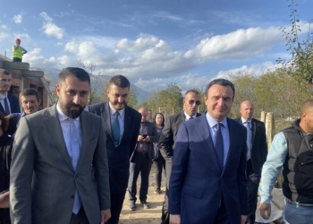 Kurti e Krasniqi vizitojnë familjen e komunitetit boshnjak: 57 shtëpi do të ndërtohen deri në dhjetor